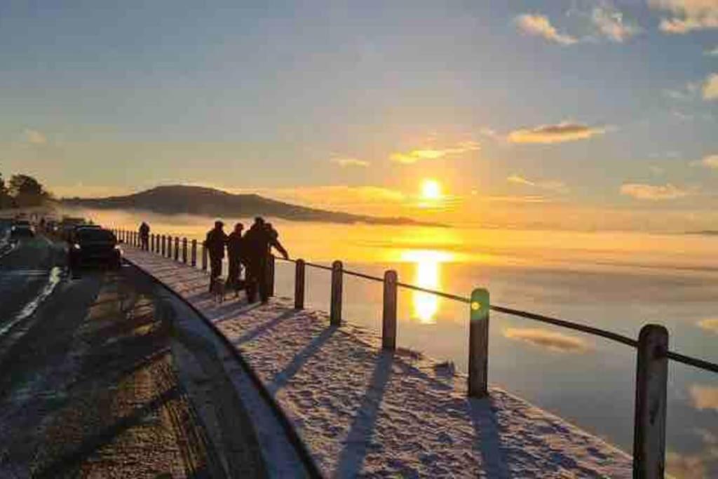 Watersedge Retreat, Views, Sunsets, Dogs Welcome Sandside  Kültér fotó